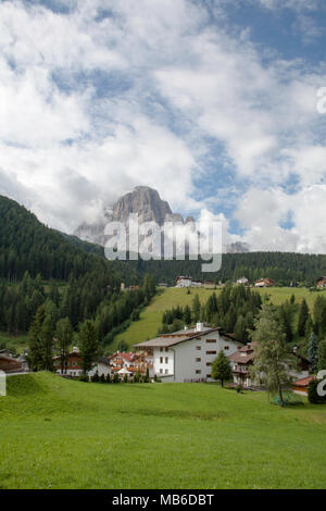 Le Langkofel s'élevant au-dessus du village de St Christina Val Gardena Dolomites Tyrol du Sud, Italie Banque D'Images