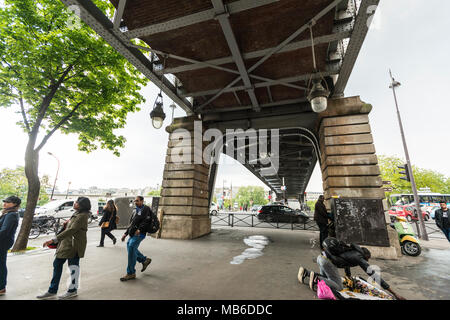 Autour du Boulevard de Grenelle, un buzz de touristes et de parisiens, comme son à peine 4 minutes de la Tour Eiffel. Banque D'Images