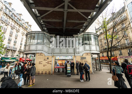 Autour du Boulevard de Grenelle, un buzz de touristes et de parisiens, comme son à peine 4 minutes de la Tour Eiffel. Banque D'Images