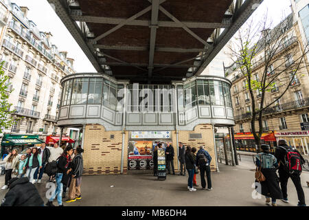 Autour du Boulevard de Grenelle, un buzz de touristes et de parisiens, comme son à peine 4 minutes de la Tour Eiffel. Banque D'Images
