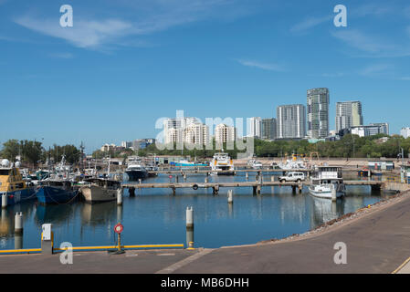 Bateaux amarrés dans le bassin d'amarrage Frances Bay à proximité du quartier central des affaires de Darwin dans le Territoire du Nord de l'Australie. Banque D'Images