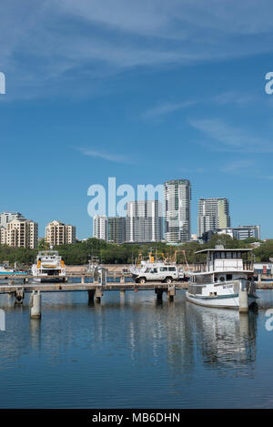 Bateaux amarrés dans le bassin d'amarrage Frances Bay à proximité du quartier central des affaires de Darwin dans le Territoire du Nord de l'Australie. Banque D'Images