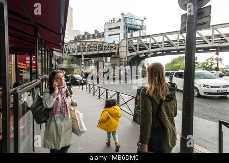 Femme parlant au téléphone autour du boulevard de Grenelle, un buzz de touristes et de parisiens, comme son à peine 4 minutes de la Tour Eiffel. Banque D'Images
