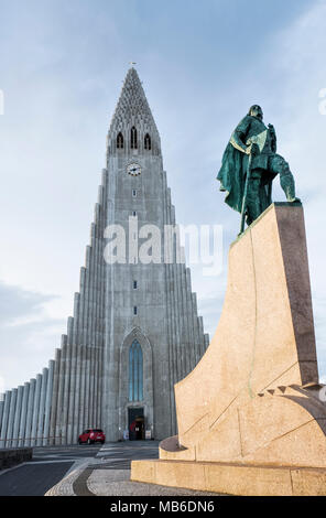 Reykjavik, Islande. L'église Hallgrímskirkja de est la ville la plus célèbre de.l'extérieur c'est une statue de Leif Erikson, découvreur de l'Amérique du Nord Banque D'Images