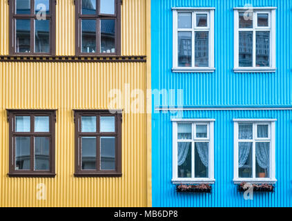 Reykjavik, Islande. Maisons traditionnelles aux couleurs vives doublés de tôle ondulée, dans le vieux quartier de la ville Banque D'Images