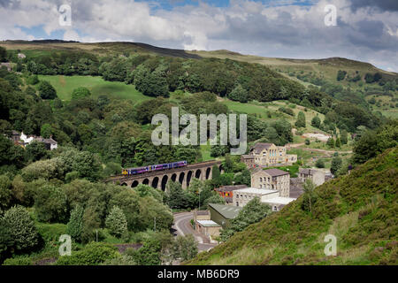 Un train passe sprinter Northern rail viaduc Lydgate (à l'ouest de Todmorden) Banque D'Images