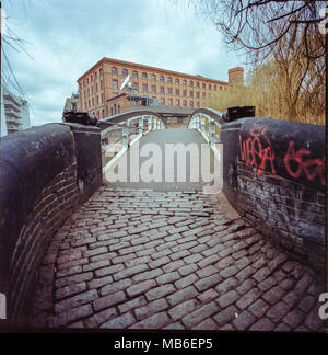 Le Camden Lock cast iron horse bridge : pour les chevaux qui seraient des barges de remorquage le long du Regent's Canal, Londres, les cailloux s'arrêta les chevaux de glisser Banque D'Images