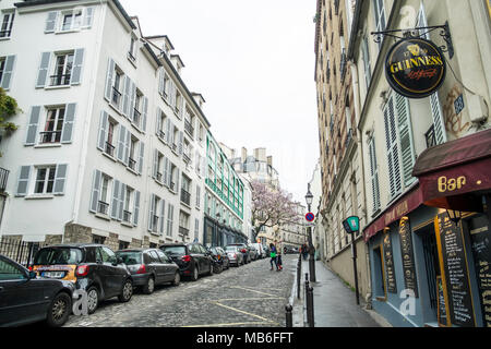 Dans les rues de Montmartre à la basilique du Sacré-Cœur de Paris en France Banque D'Images