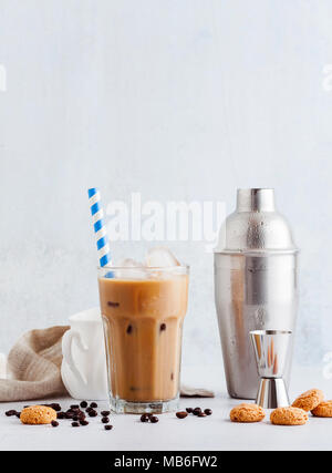 Frappe de café dans un grand verre avec de la glace et les biscuits Amaretti . Banque D'Images