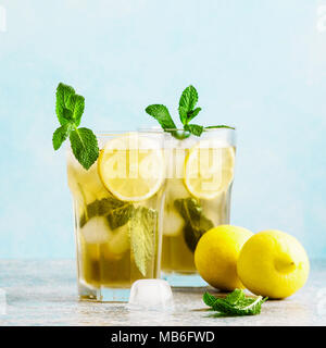 Thé glacé traditionnel avec du citron et de la glace dans des grands verres Banque D'Images