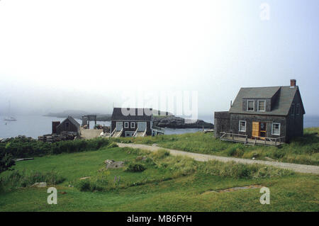 Un brouillard dans les rouleaux sur la ville l'atterrissage sur l'île Monhegan, Maine Banque D'Images