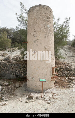 Vestiges d'une ancienne mine et de la fonderie de magnésium sur la Smigies Trail. La péninsule d'Akamas, à Chypre. Banque D'Images