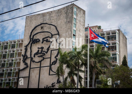 Che Guevara sculpture sur le côté d'un bâtiment sur la place de la Révolution à La Havane, Cuba. Banque D'Images