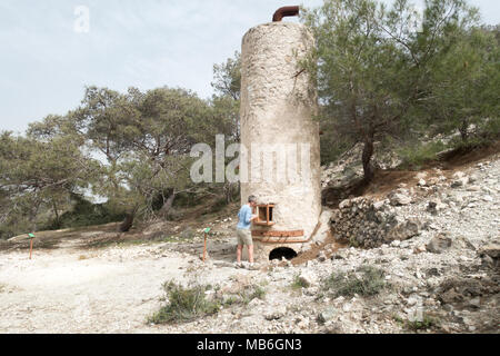 Vestiges d'une ancienne mine et de la fonderie de magnésium sur la Smigies Trail. La péninsule d'Akamas, à Chypre. Banque D'Images