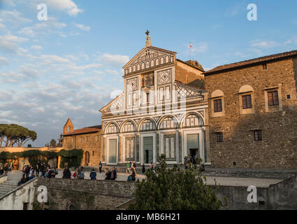 FLORENCE, ITALIE - 28 octobre 2014 : l'église de San Miniato al Monte dans les derniers rayons du soleil le 28 octobre, 2014. Banque D'Images