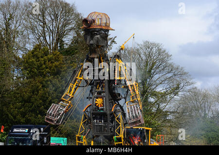 L'homme mécanique du moteur sur la résurrection de marionnettes d''2017 à Tavistock Devon Banque D'Images