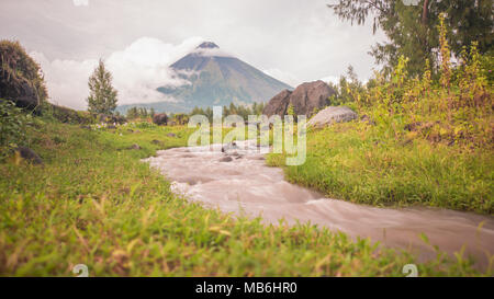 Contreforts de la montagne du Volcan Mayon où affluent les rivières près de Legazpi City aux Philippines. Volcan Mayon est un volcan actif et de 2462 mètres de haut. Banque D'Images