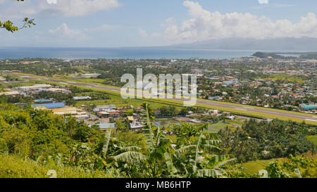 Panorama de la ville de Legazpi en arrière-plan de l'aéroport. L'île de Luçon, aux Philippines. Banque D'Images