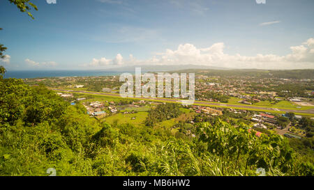 Panorama de la ville de Legazpi en arrière-plan de l'aéroport. L'île de Luçon, aux Philippines. Banque D'Images