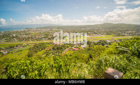 Panorama de la ville de Legazpi en arrière-plan de l'aéroport. L'île de Luçon, aux Philippines. Banque D'Images