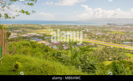 Panorama de la ville de Legazpi en arrière-plan de l'aéroport. L'île de Luçon, aux Philippines. Banque D'Images