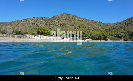 Espagne Costa Brava Cala Montjoi beach vu à partir de la surface de la mer, mer Méditerranée, Cap de Creus, Catalogne, Gérone, Alt Emporda Banque D'Images