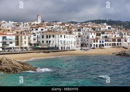 Espagne le village côtier de Calella de Palafrugell avec sa plage de sable principale, mer Méditerranée, Costa Brava, Catalogne, Baix Emporda Banque D'Images