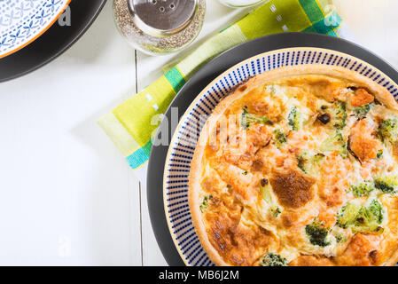 Quiche brocoli et saumon classique fabriqué à partir de pâte brisée avec des fleurons de brocoli et saumon fumé dans une sauce onctueuse à la crème d'oeufs de poules Banque D'Images