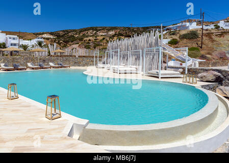 MILOS, GRÈCE - 19 mai 2017 : bleu piscine de luxe donnant sur la mer Égée. Paleochori, Milos, Cyclades Beach Island, Grèce. Banque D'Images