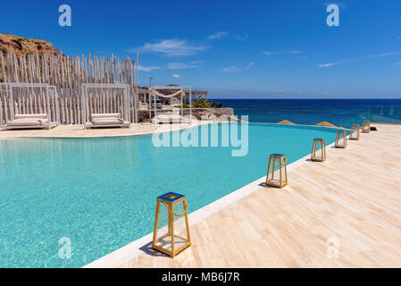 MILOS, GRÈCE - 19 mai 2017 : bleu piscine de luxe donnant sur la mer Égée. Paleochori, Milos, Cyclades Beach Island, Grèce. Banque D'Images