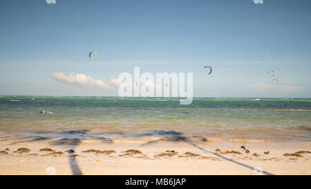 Kiteboarding. Les personnes bénéficiant de l'énergie du vent sur la plage de l'île de Boracay. Aux Philippines. Banque D'Images