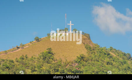 Coron signer avec d'énormes lettres blanches sur le haut du mont Tapyas - île principale dans Busuanga à Territoire du nord de l'archipel des Calamian partie de Palawan. Banque D'Images