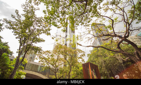 Manille, Philippines - Le 28 novembre 2017 : Ayala Triangle dans Makati City, Metro Manila, Philippines. La région métropolitaine de Manille est l'une des plus grandes zones urbaines dans le monde avec 24 millions de personnes. Banque D'Images