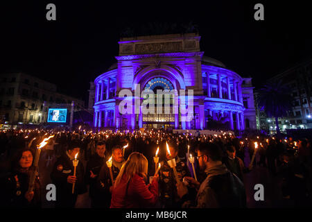 Le théâtre Politeama est allumé en bleu pour marquer la Journée mondiale de sensibilisation à l'autisme le 6 avril, 2018 à Palerme, Italie. Banque D'Images