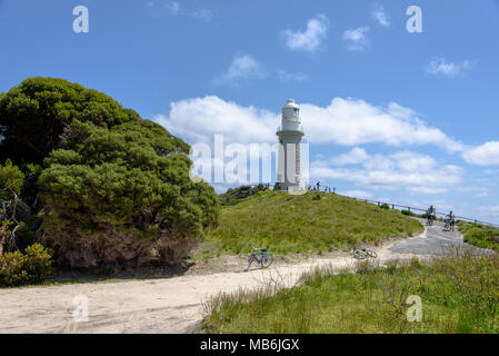 Les cyclistes en descendant une rampe à Bathurst le phare sur l'île Rottnest Banque D'Images