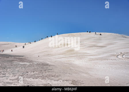 Les gens l'ascension d'une dune de sable et sandboarding dans Lancelin, l'ouest de l'Australie Banque D'Images