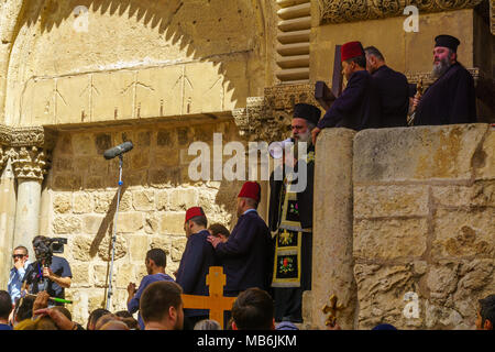 Jérusalem, Israël - 6 Avril 2018 : Vendredi Saint orthodoxe dans la cour d'entrée de l'église du Saint-Sépulcre, avec la bénédiction du patriarche grec c Banque D'Images