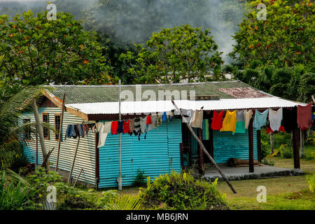 Maison typique dans village fidjien Lavena sur Taveuni Island (Fidji). Taveuni est la troisième plus grande île des Fidji. Banque D'Images