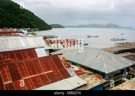 Toits de Labuan Bajo sur l'île de Flores, de Nusa Tenggara, en Indonésie. L'économie locale dans la ville est centrée autour de la gare maritime et le tourisme. Banque D'Images