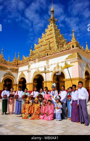 Les gens en costumes traditionnels qui prennent part à la cérémonie de mariage à la Pagode Mahamuni, Mandalay, Myanmar. La Pagode Mahamuni est un temple bouddhiste et m Banque D'Images