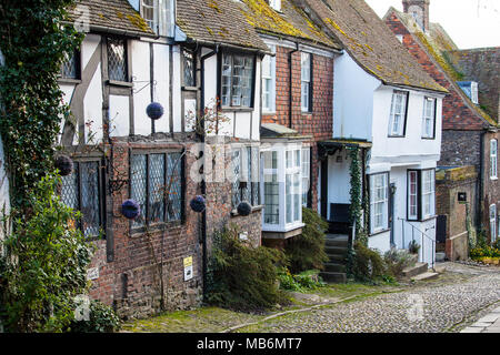 Le SEIGLE, UK - 5 avril 2018 : Mermaid Street dans le seigle est une vieille rue pavée, qui utilisé pour être l'ancienne ville, route principale. Cette célèbre rue est bordée Banque D'Images