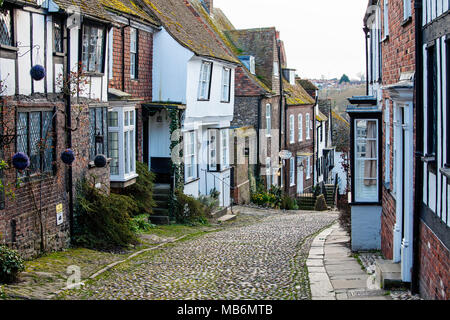 Le SEIGLE, UK - 5 avril 2018 : Mermaid Street dans le seigle est une vieille rue pavée, qui utilisé pour être l'ancienne ville, route principale. Cette célèbre rue est bordée Banque D'Images