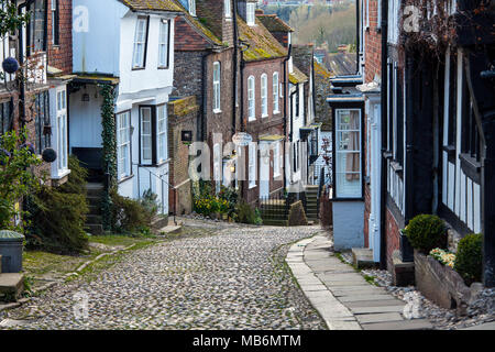 Le SEIGLE, UK - 5 avril 2018 : Mermaid Street dans le seigle est une vieille rue pavée, qui utilisé pour être l'ancienne ville, route principale. Cette célèbre rue est bordée Banque D'Images