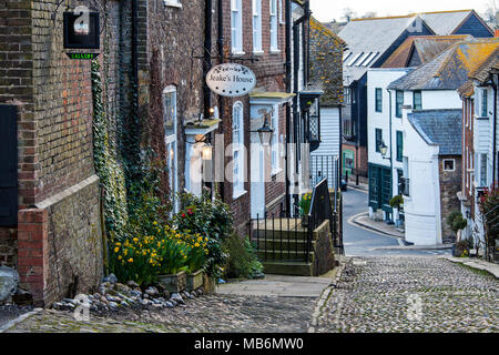 Le SEIGLE, UK - 5 avril 2018 : Mermaid Street dans le seigle est une vieille rue pavée, qui utilisé pour être l'ancienne ville, route principale. Cette célèbre rue est bordée Banque D'Images