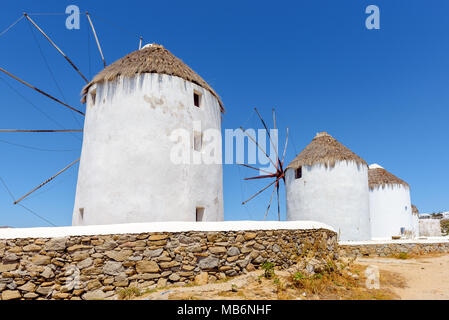 Moulins à vent traditionnels blanchis à la chaux sur l'île de Mykonos, Cyclades, Grèce Banque D'Images