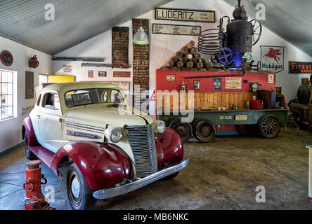Rusty classic car comme décoration dans Canyon Road House, Namibie, Afrique Banque D'Images