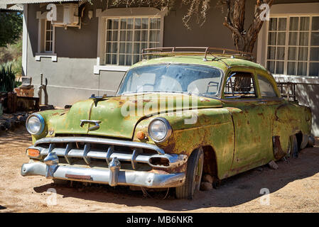 Rusty classic car comme décoration dans Canyon Road House, Namibie, Afrique Banque D'Images