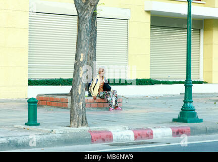 BANGKOK - Jan 31 : Une vieille femme sans-abri thai dans la rue de Bangkok en Thaïlande. Banque D'Images