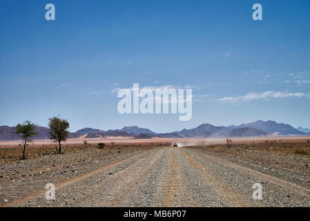 Route de gravier à droite NamibRand Nature Reserve, Namibie, Afrique Banque D'Images