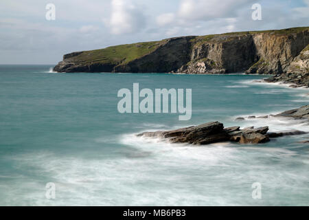 Une longue exposition de la côte au large de Trebarwith Strand en Cornouailles du Nord Banque D'Images